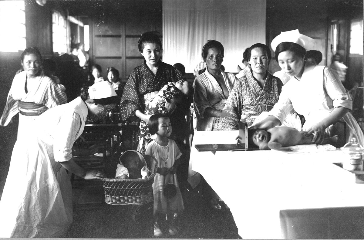 1927年、聖路加国際病院のWell Baby Clinic（乳幼児健康相談所）の様子